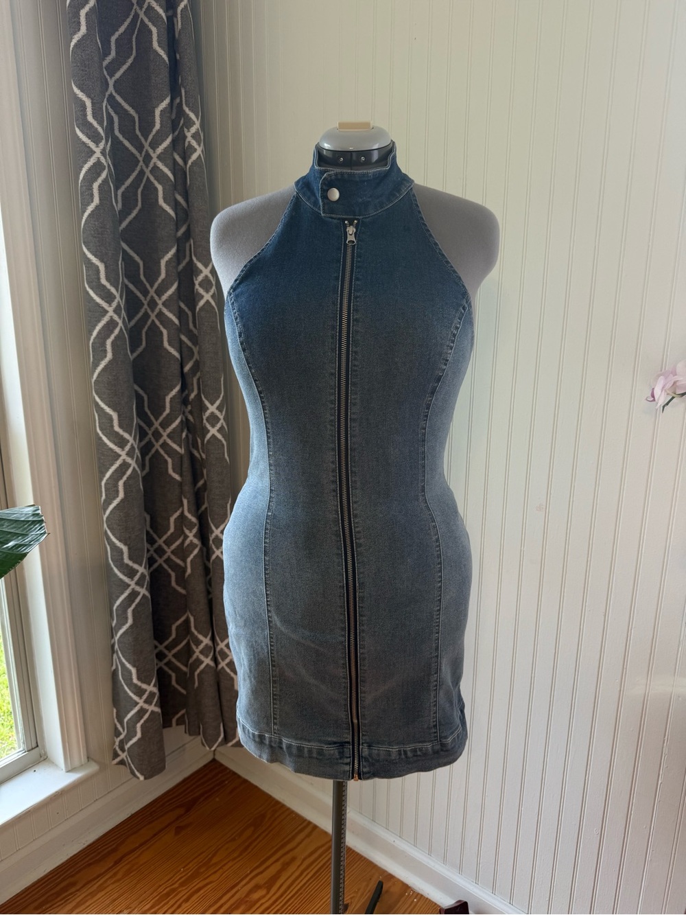 Forever 21 Sleeveless Zip-Front Denim Mini Dress in Washed Blue